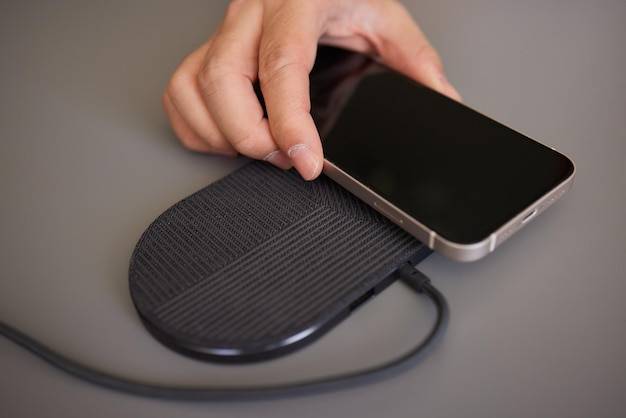 Czy iPhone 7 ma indukcyjne ładowanie?