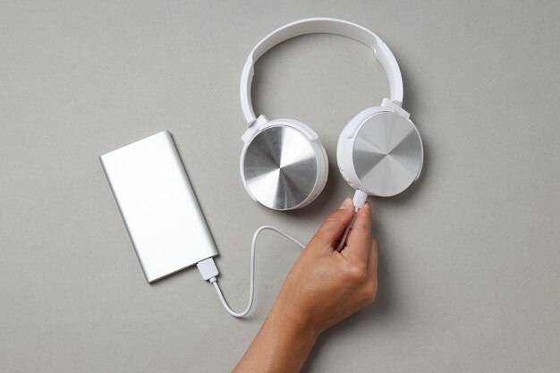 Ile ładuje się słuchawki bezprzewodowe JBL?