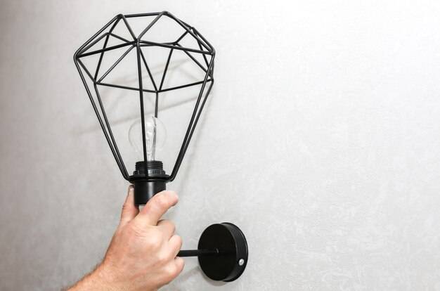 Jak podłączyć klapkę do światła w domowej instalacji?