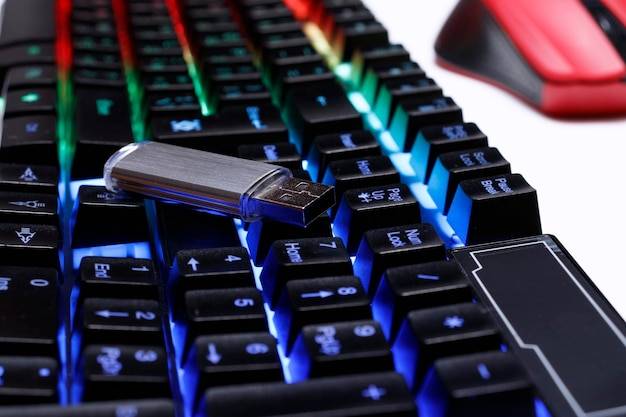 Jak podłączyć klawiaturę do laptopa bez stresu?