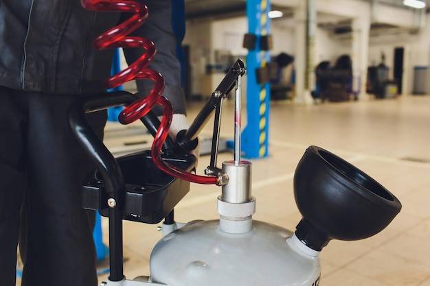 Jak podłączyć kompresor do drugiego węża powietrza w warsztacie?