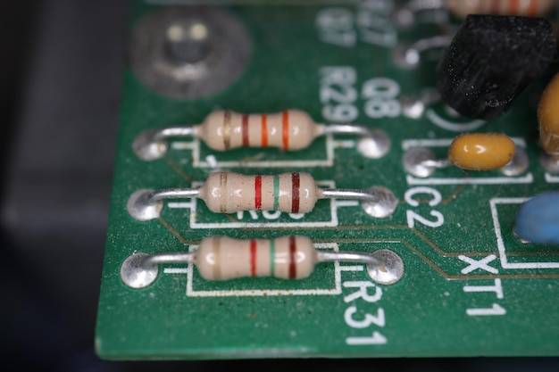 Jak podłączyć kondensator do wzmacniacza w domowym systemie audio?