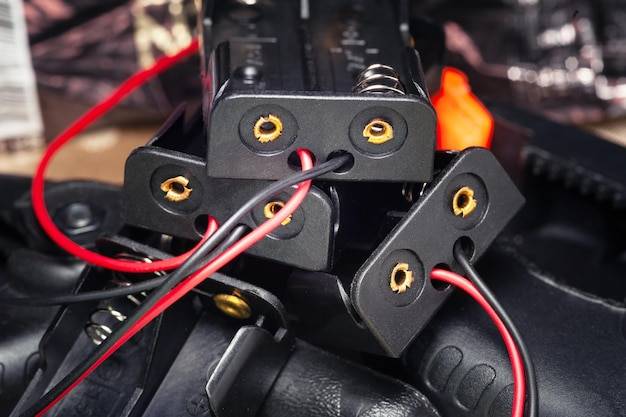 Jak poprawnie podłączyć kondensator rozruchowy w domowym warsztacie?