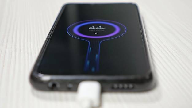 iPhone 14 ładowanie zwrotne jak włączyć tę funkcję?