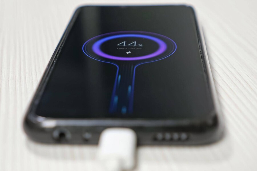 Czy iPhone 7 można ładować bezprzewodowo?