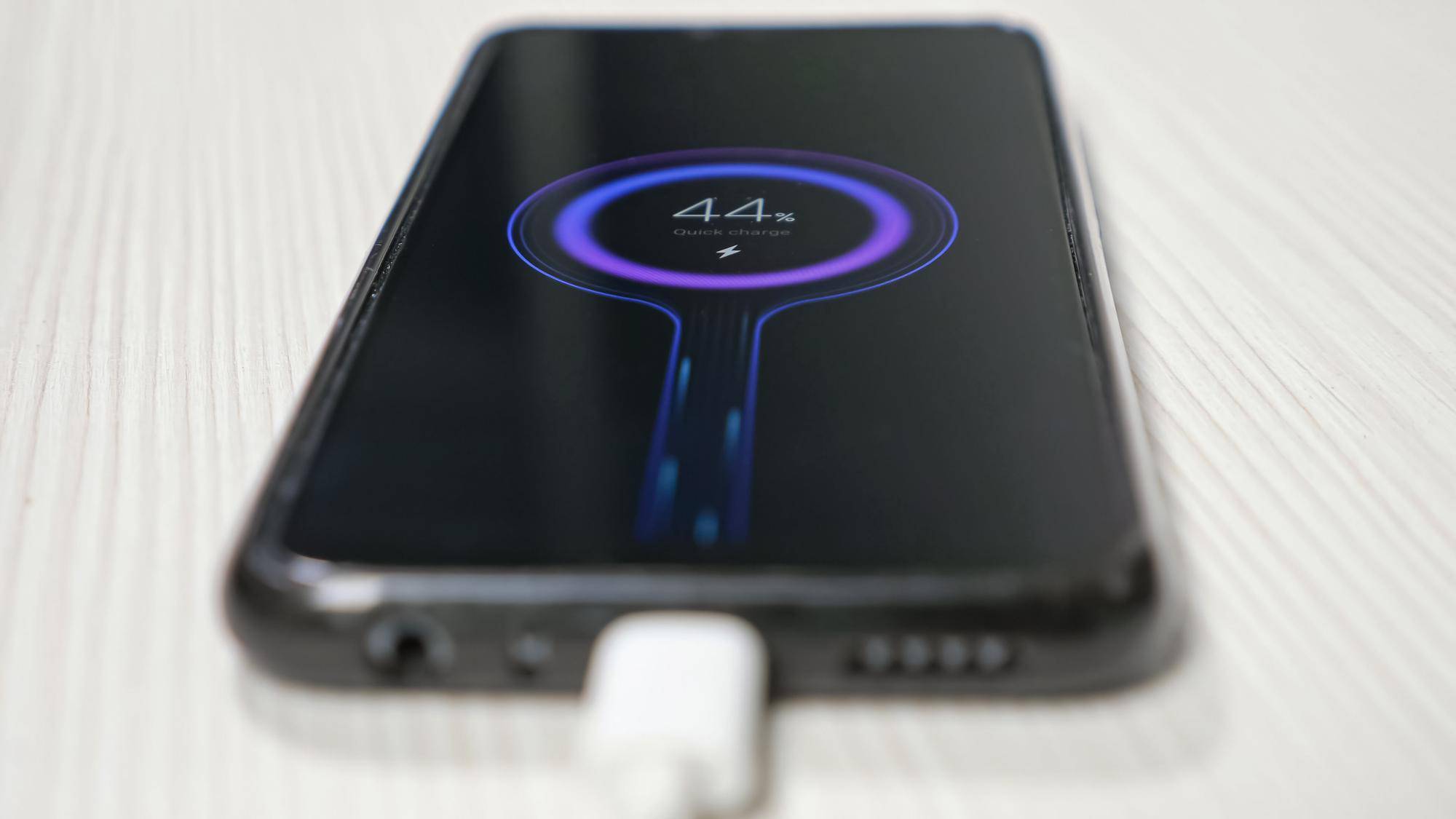 Czy iPhone 7 można ładować bezprzewodowo?