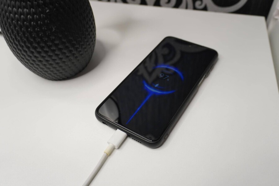 Jak ładować iPhone 12 mini bezpiecznie i wygodnie?