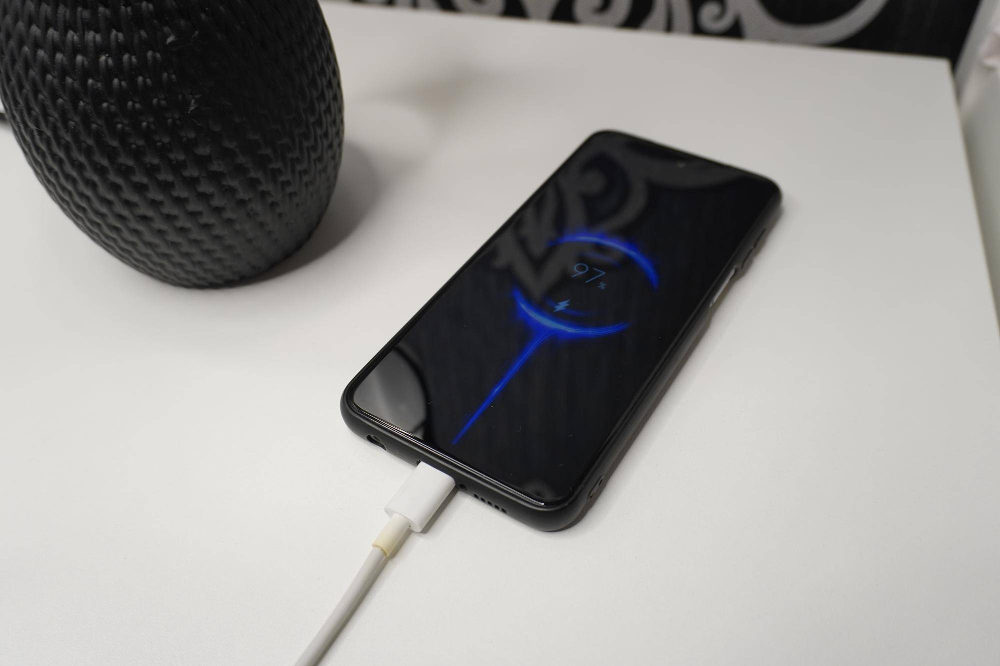 Jak ładować iPhone 12 mini bezpiecznie i wygodnie?