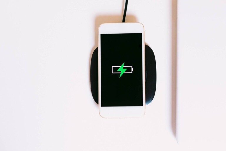 Czy iPhone 7 ma ładowanie bezprzewodowe?