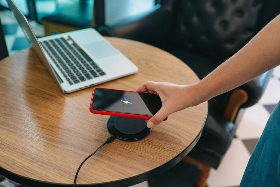 Czy Huawei ma ładowanie indukcyjne?