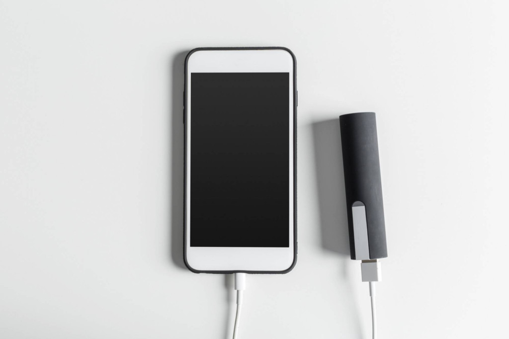 Czy iPhone 12 ma ładowarkę w zestawie?