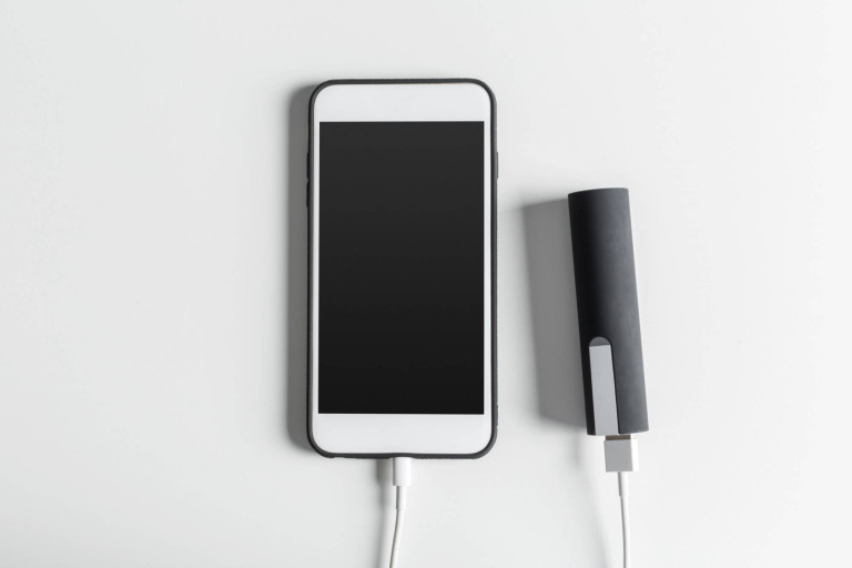 Czy iPhone 12 ma ładowarkę w zestawie?