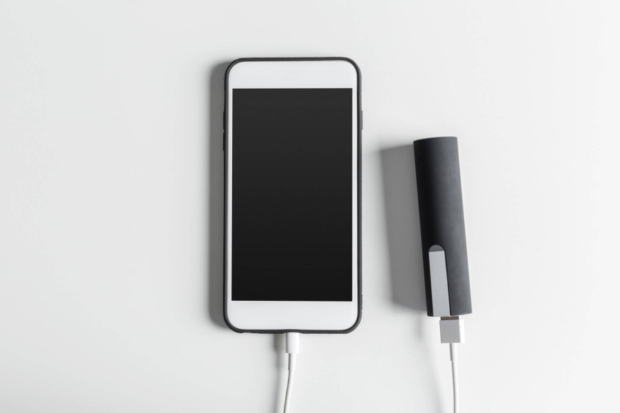 Czy iPhone 12 ma ładowarkę w zestawie?