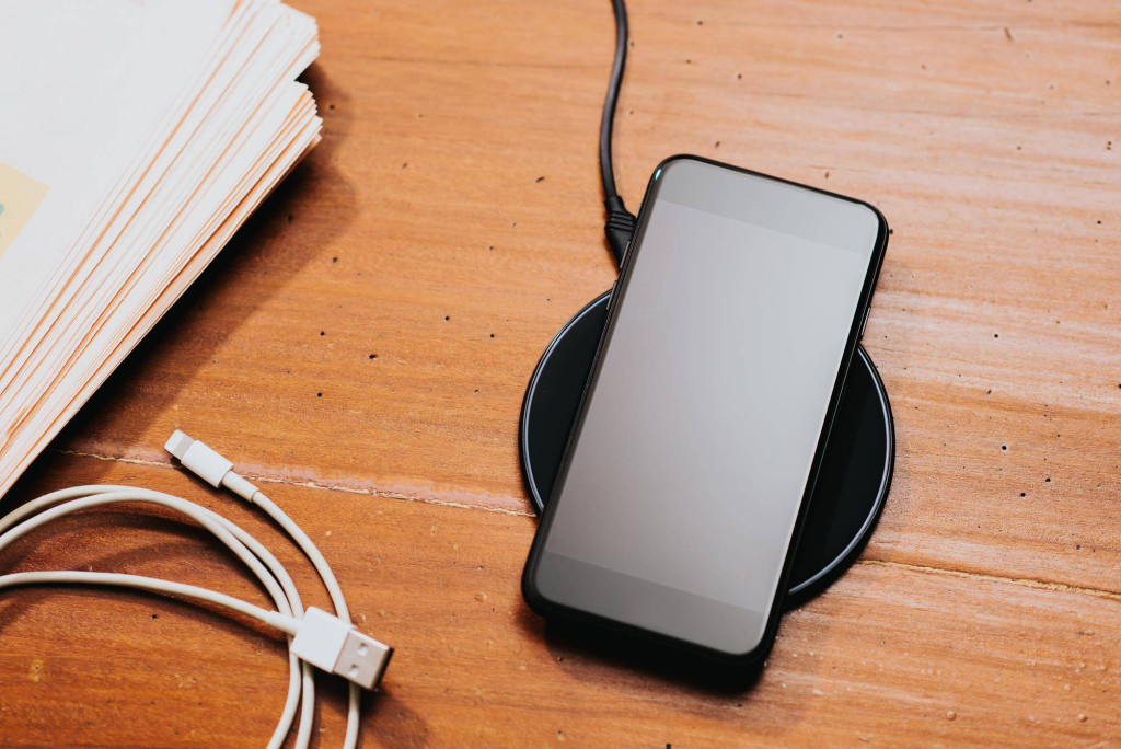 Czy iPhone SE 2026 można ładować indukcyjnie?