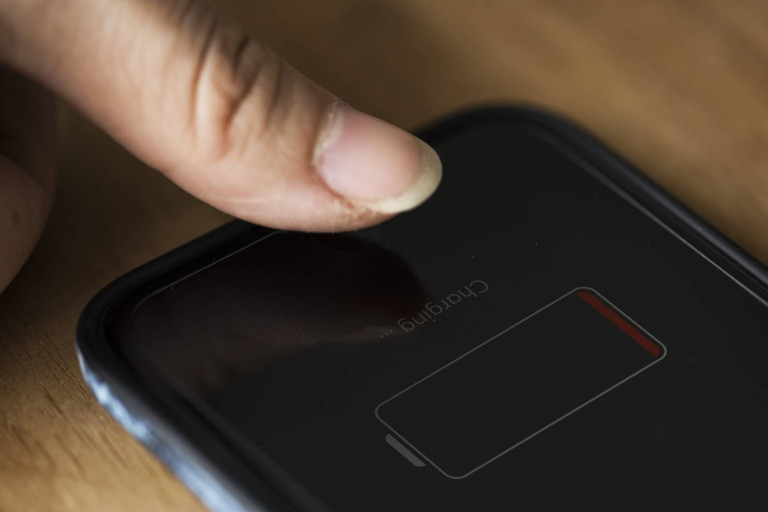 Czy ładowanie indukcyjne niszczy baterię iPhone?