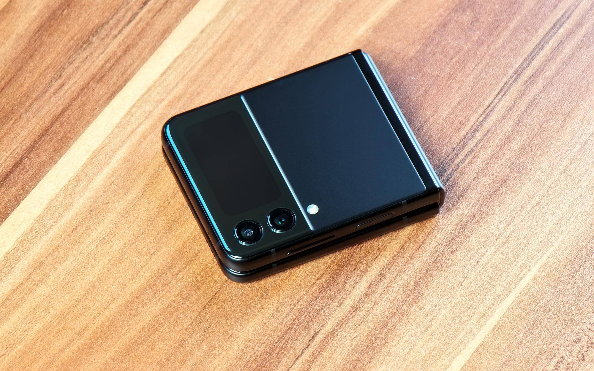 Czy Samsung A7 2026 ma ładowanie indukcyjne?