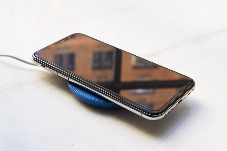 Czy w Samsungu A40 można korzystać z ładowania indukcyjnego?