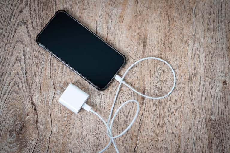 Ile ładuje się iPhone 14 podczas codziennego użytkowania?