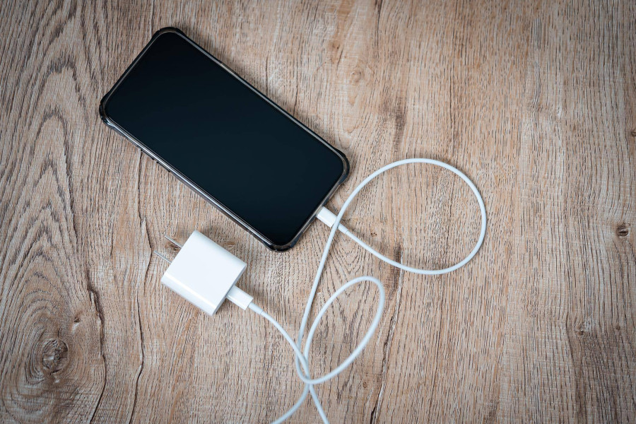 Ile ładuje się iPhone 14 podczas codziennego użytkowania?